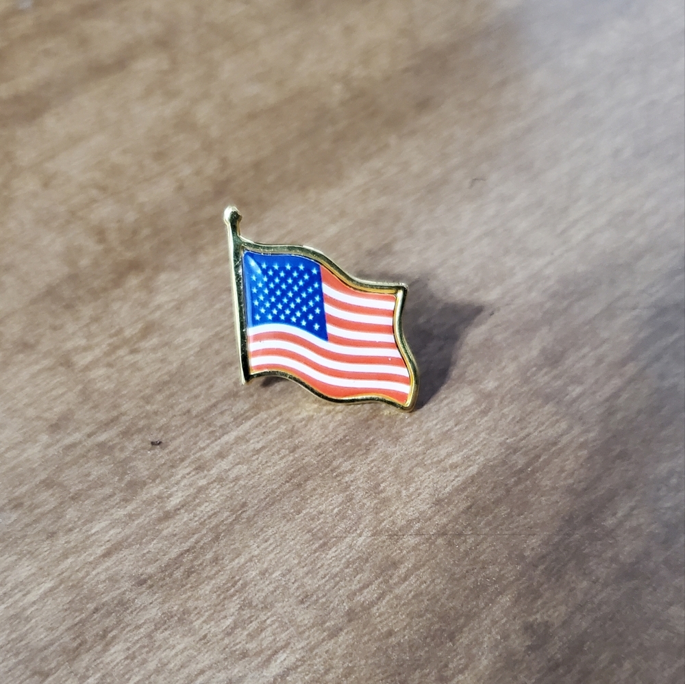American Flag Lapel Pins, Unisex - Picture 2 of 7